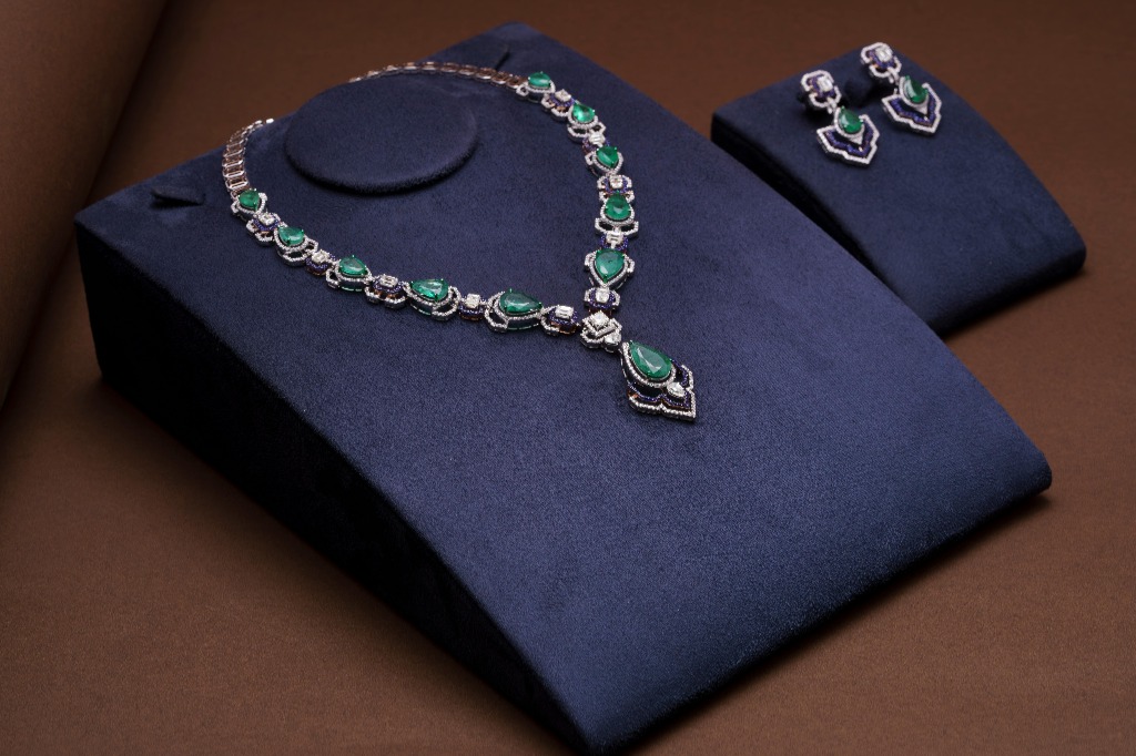 Exquisite emerald jewelry set