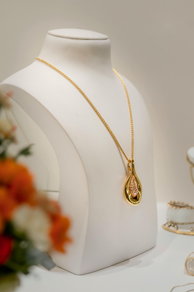Luxury gold pendant jewelry